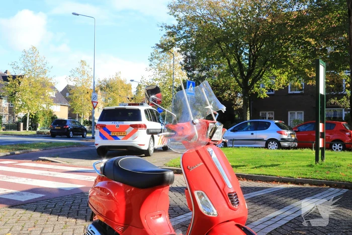 Jonge dame op snorscooter aangereden