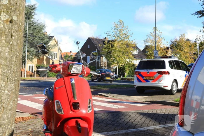 Jonge dame op snorscooter aangereden