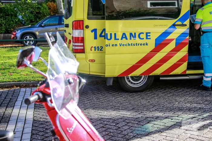 Jonge dame op snorscooter aangereden