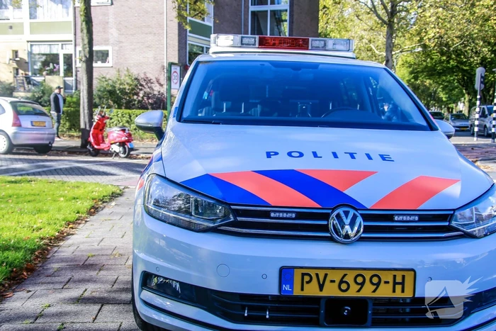 Jonge dame op snorscooter aangereden