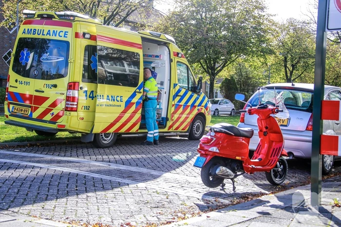 Jonge dame op snorscooter aangereden
