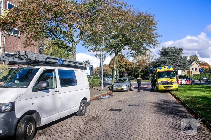 Jonge dame op snorscooter aangereden