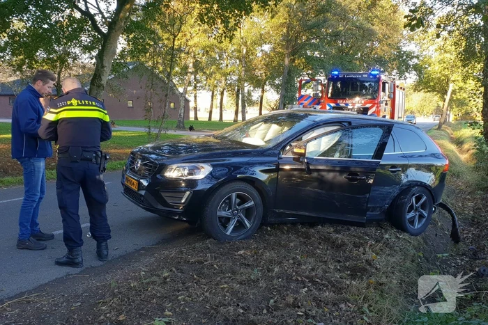 Twee auto's botsen op elkaar