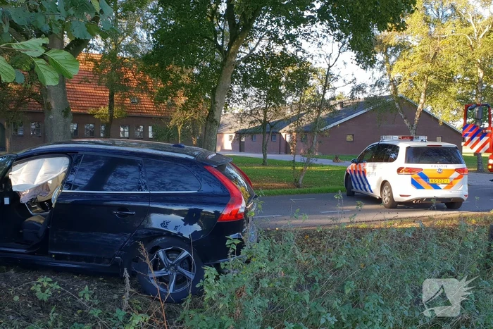 Twee auto's botsen op elkaar