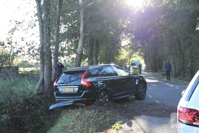 Twee auto's botsen op elkaar
