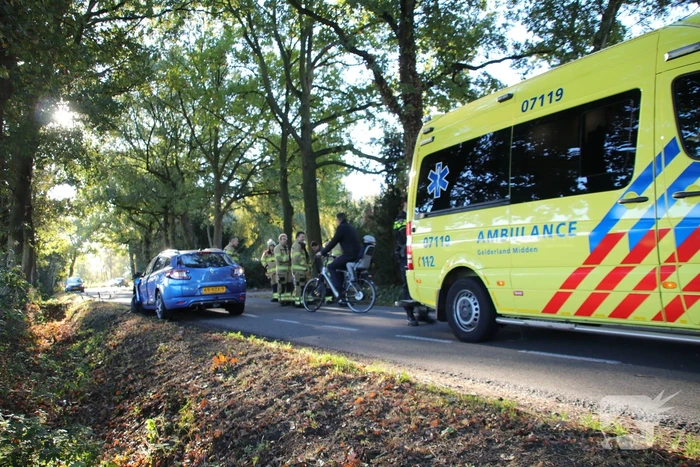 Twee auto's botsen op elkaar
