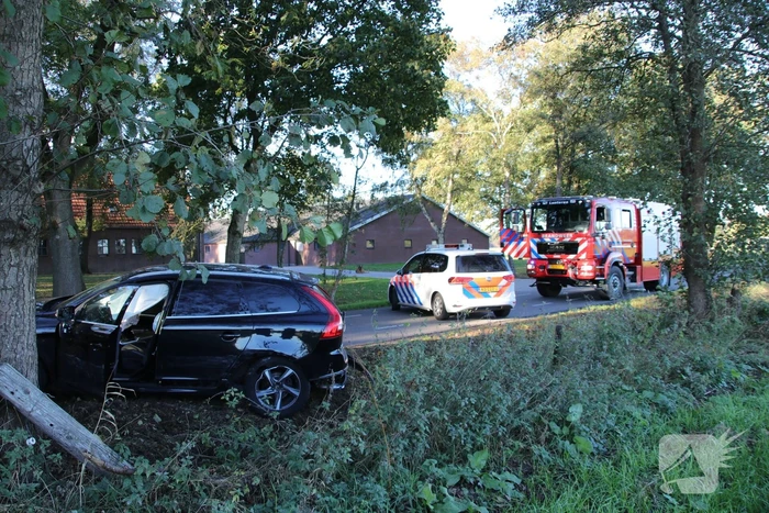 Twee auto's botsen op elkaar