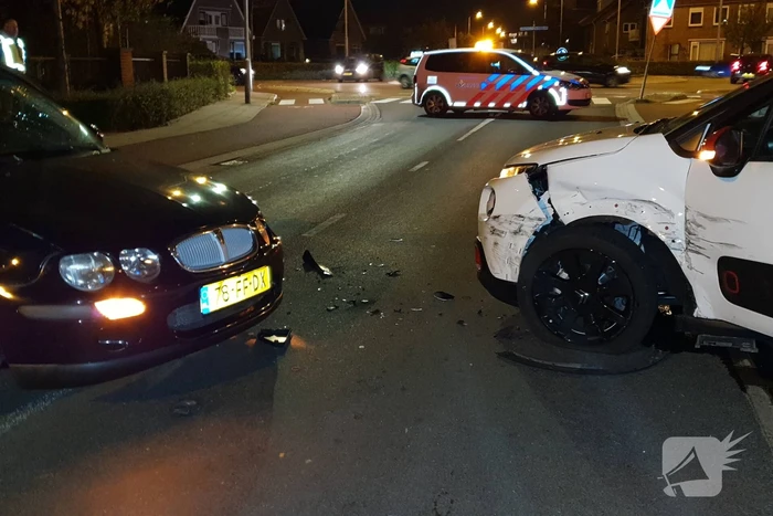 Twee auto's botsen, geen gewonden