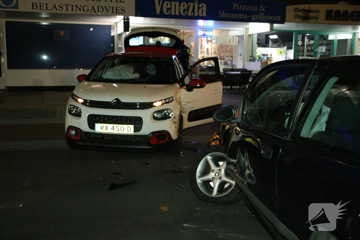 Twee auto's botsen, geen gewonden