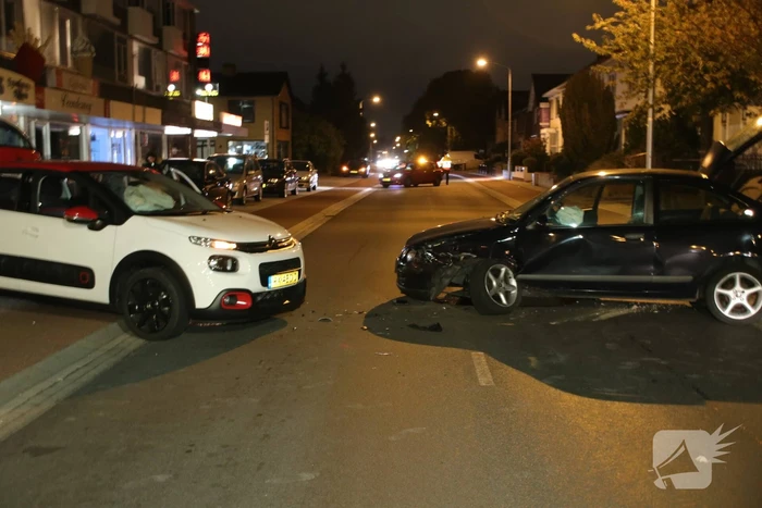 Twee auto's botsen, geen gewonden