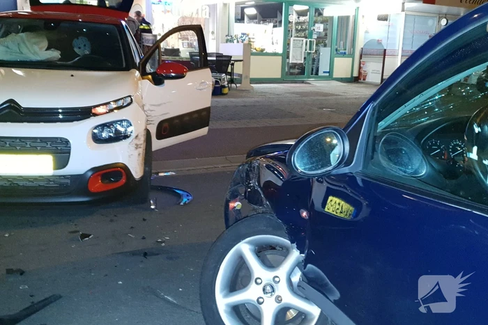 Twee auto's botsen, geen gewonden