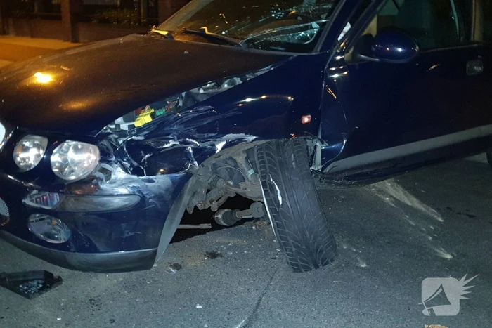 Twee auto's botsen, geen gewonden