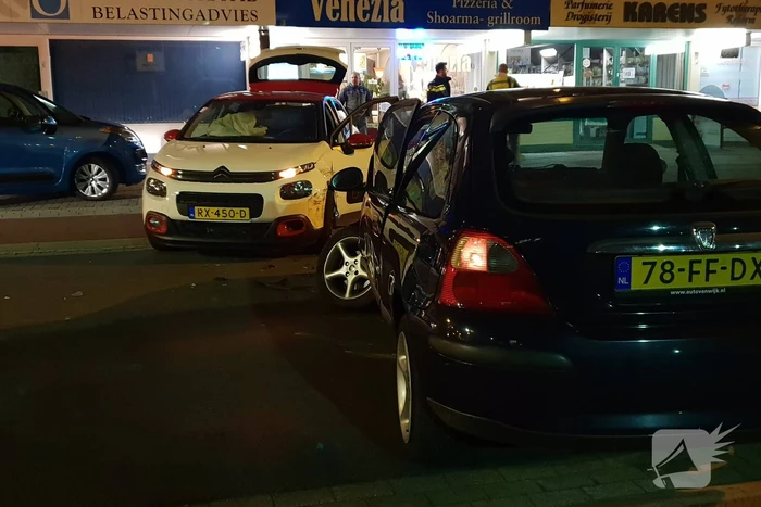 Twee auto's botsen, geen gewonden