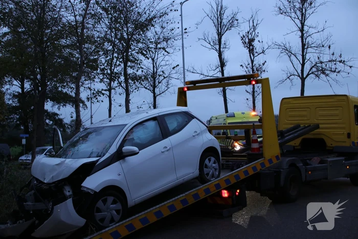 Auto vliegt uit de bocht