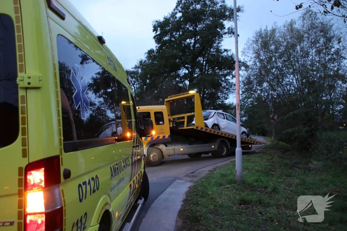 Auto vliegt uit de bocht