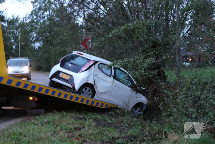 Auto vliegt uit de bocht
