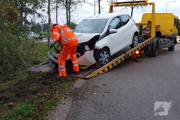 Auto vliegt uit de bocht
