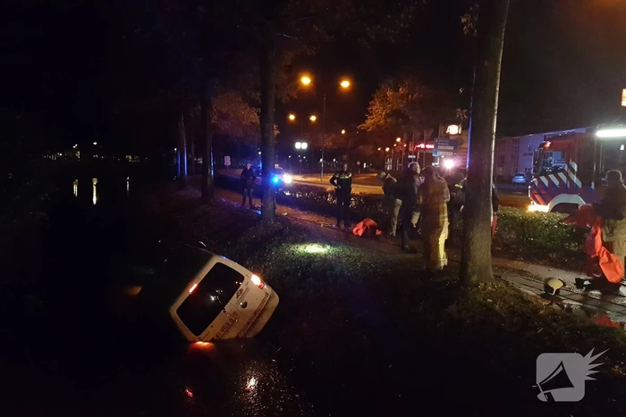 Automobilist raakt met voertuig te water, bestuurder onvindbaar
