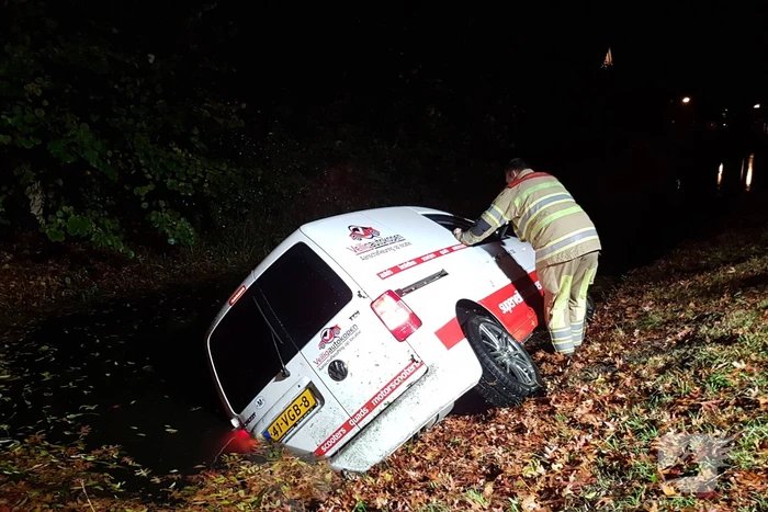 Automobilist raakt met voertuig te water, bestuurder onvindbaar