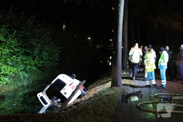Automobilist raakt met voertuig te water, bestuurder onvindbaar