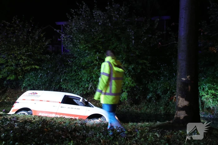 Automobilist raakt met voertuig te water, bestuurder onvindbaar