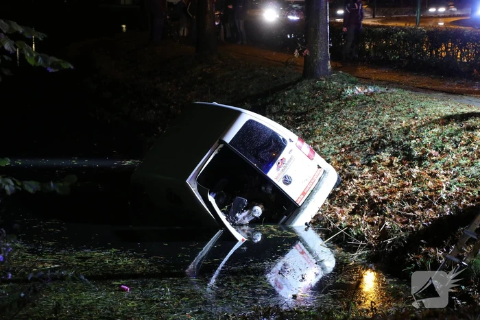 Automobilist raakt met voertuig te water, bestuurder onvindbaar