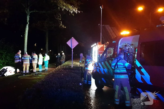 Automobilist raakt met voertuig te water, bestuurder onvindbaar