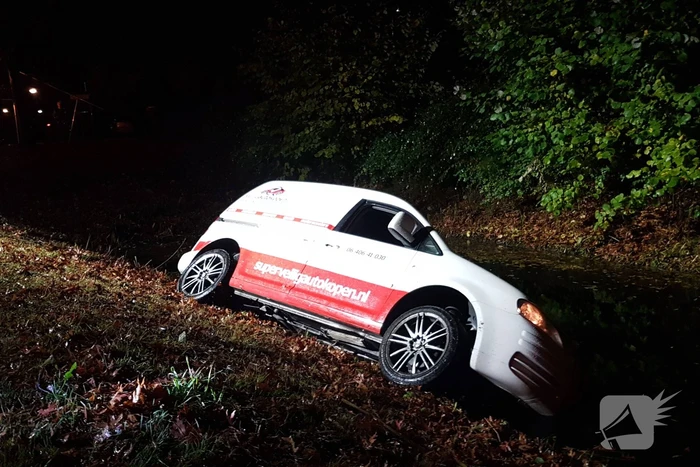 Automobilist raakt met voertuig te water, bestuurder onvindbaar