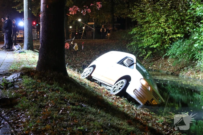 Automobilist raakt met voertuig te water, bestuurder onvindbaar