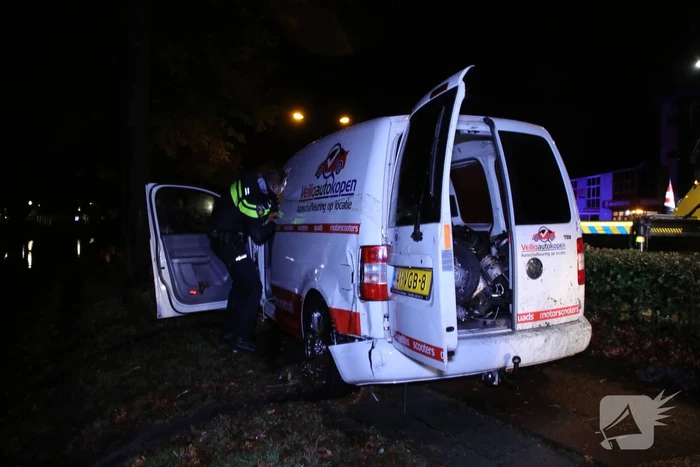 Automobilist raakt met voertuig te water, bestuurder onvindbaar