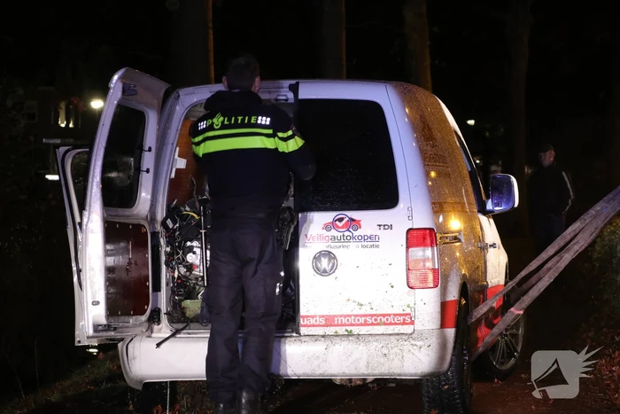Automobilist raakt met voertuig te water, bestuurder onvindbaar