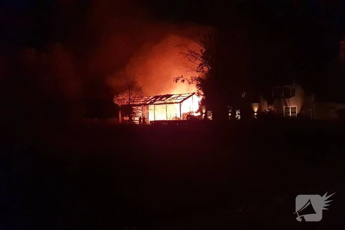 Schuur achter woning verwoest door uitslaande brand