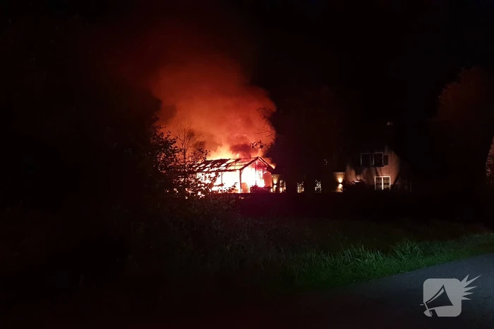 Schuur achter woning verwoest door uitslaande brand