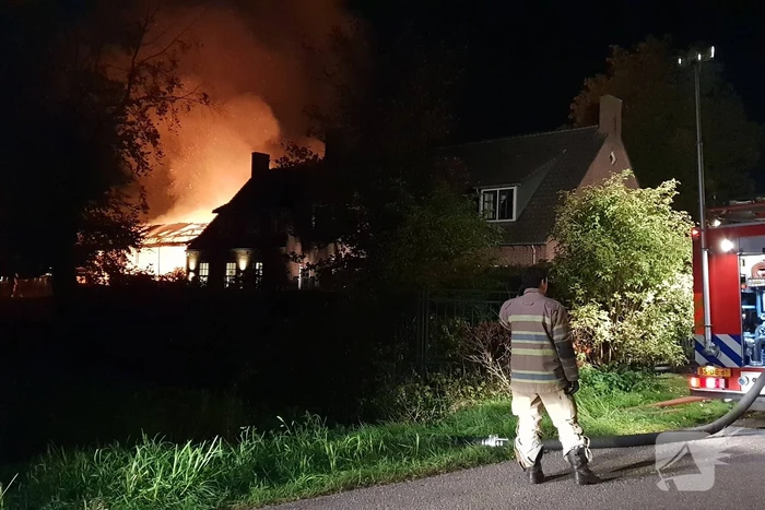 Schuur achter woning verwoest door uitslaande brand