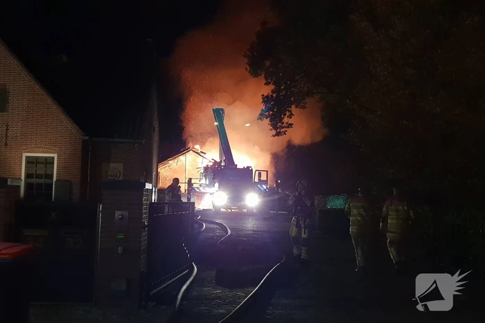 Schuur achter woning verwoest door uitslaande brand