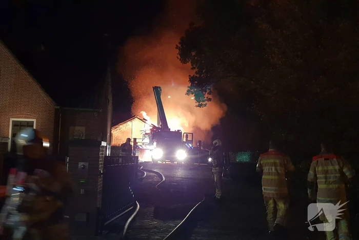 Schuur achter woning verwoest door uitslaande brand