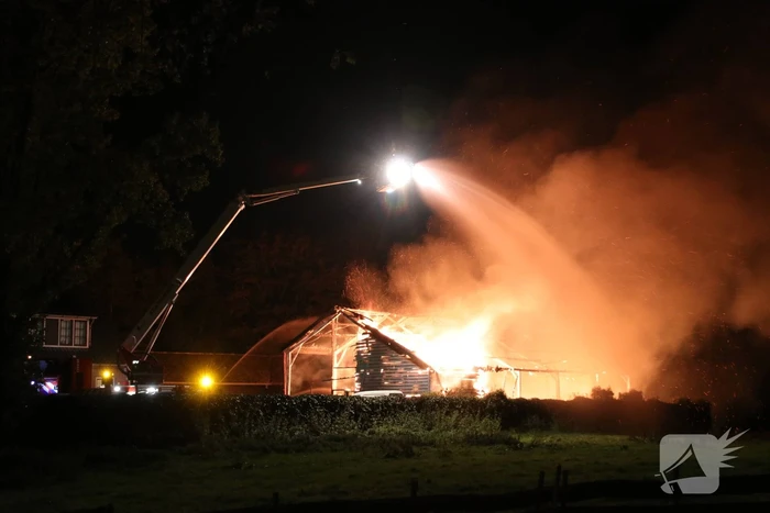 Schuur achter woning verwoest door uitslaande brand