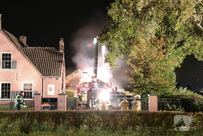 Schuur achter woning verwoest door uitslaande brand