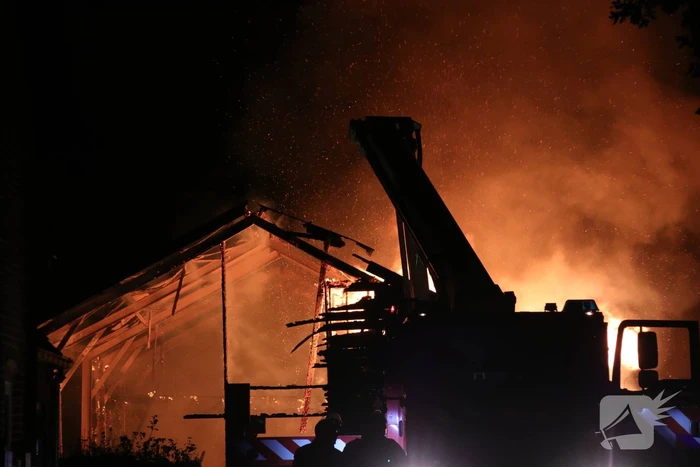 Schuur achter woning verwoest door uitslaande brand