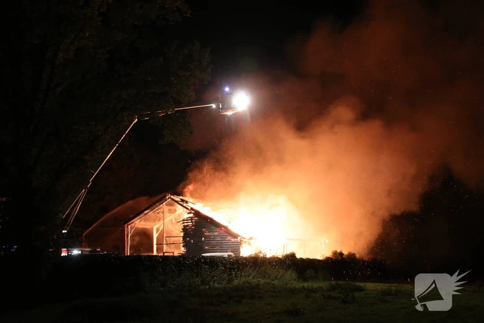 Schuur achter woning verwoest door uitslaande brand