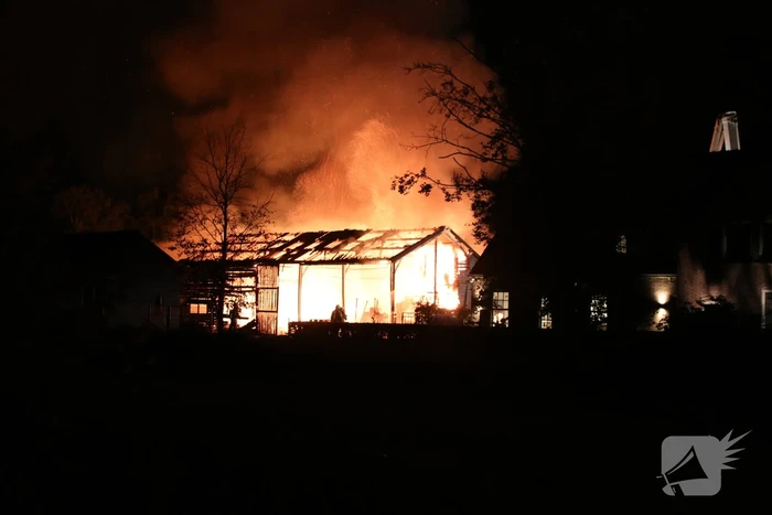Schuur achter woning verwoest door uitslaande brand