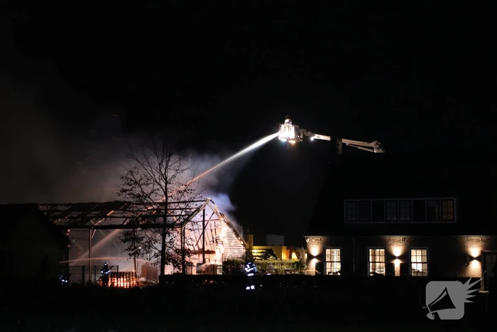 Schuur achter woning verwoest door uitslaande brand