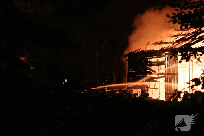 Schuur achter woning verwoest door uitslaande brand