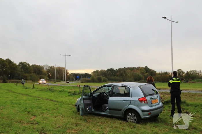 Auto slaat over de kop