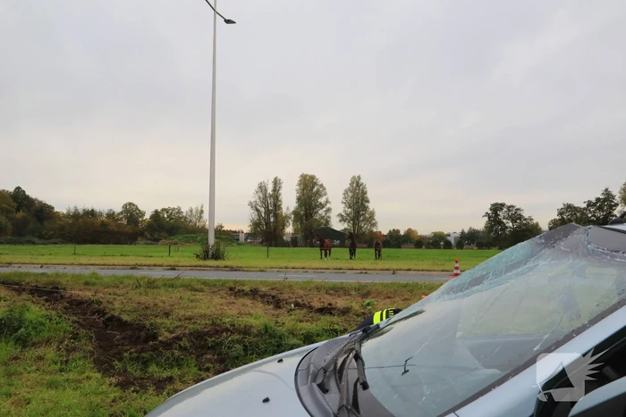 Auto slaat over de kop