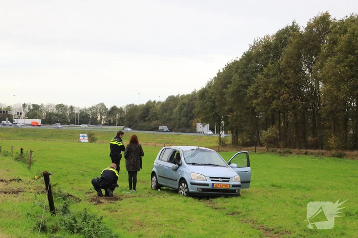 Auto slaat over de kop
