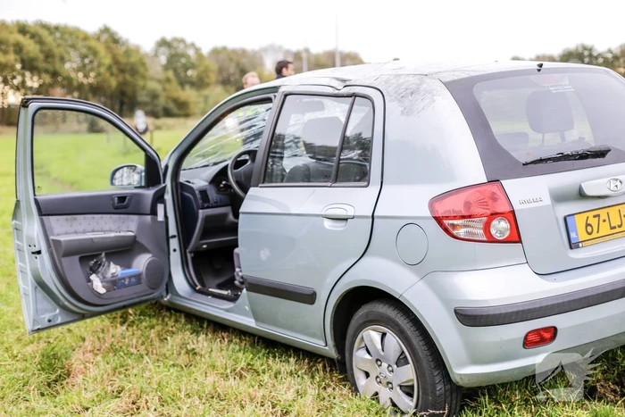 Auto slaat over de kop