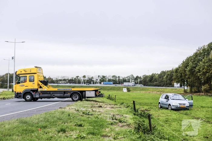 Auto slaat over de kop
