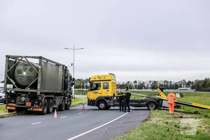 Auto slaat over de kop