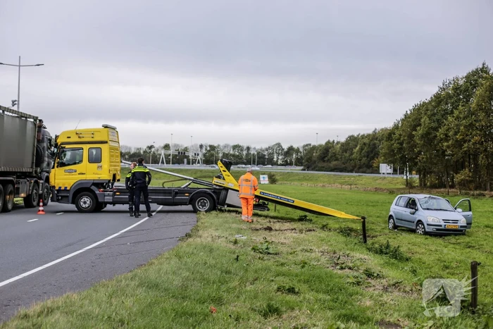 Auto slaat over de kop